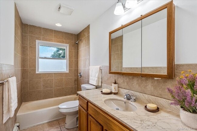 Building Photo - 19 Dakota St