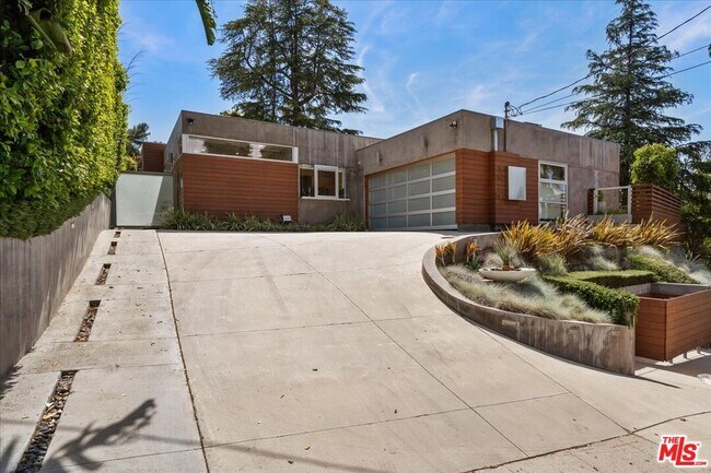 Building Photo - 3567 Woodcliff Rd