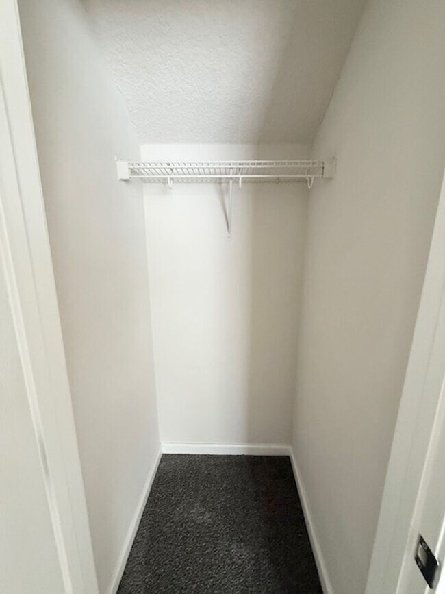 Building Photo - Spacious and well-appointed 4-bedroom, 3.5...