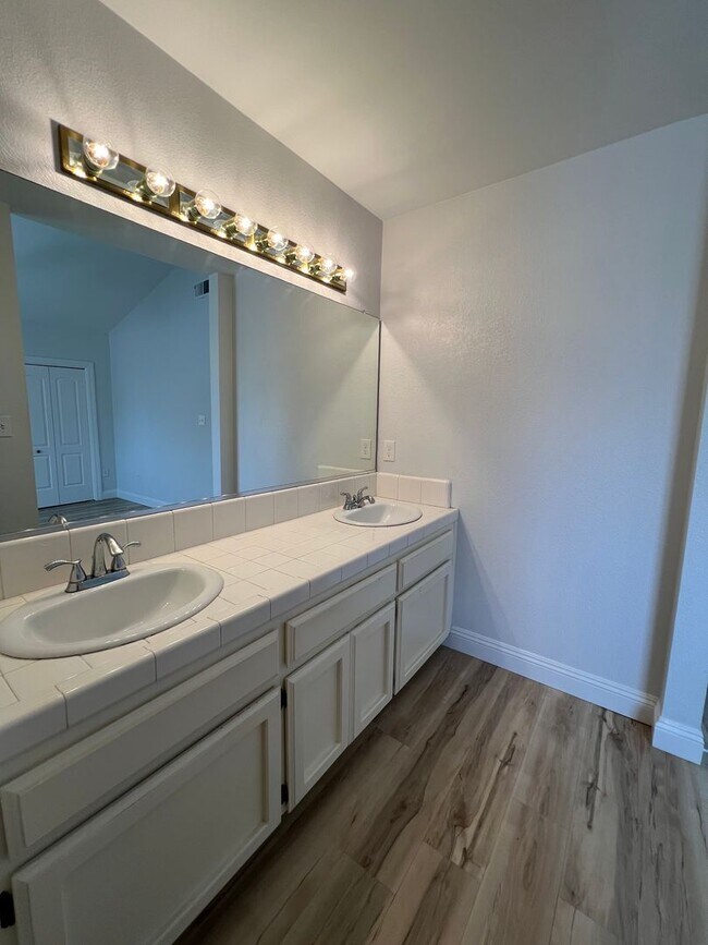 Building Photo - 7501 Canyon Clover Dr