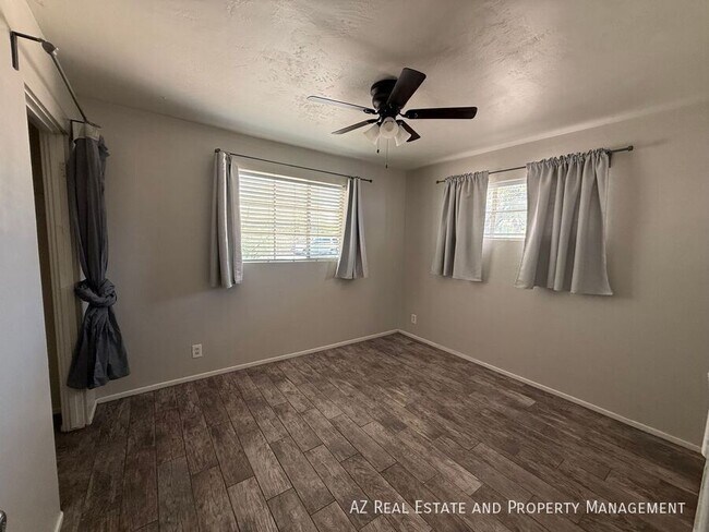 Building Photo - 1725 S Farmer Ave