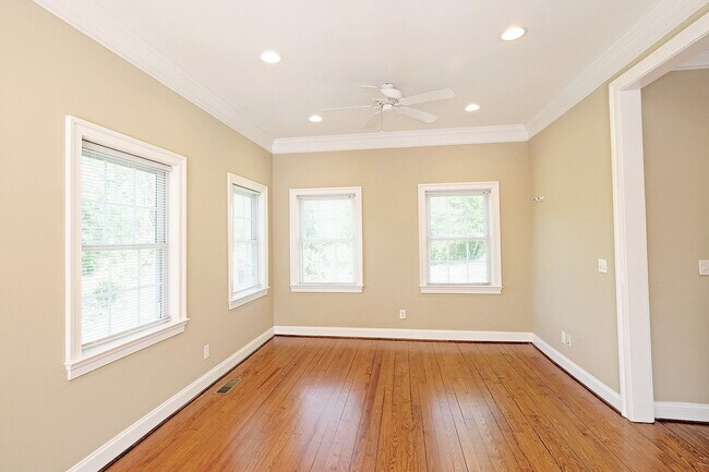 Building Photo - Charming Move-in Ready Downtown Home With Updates