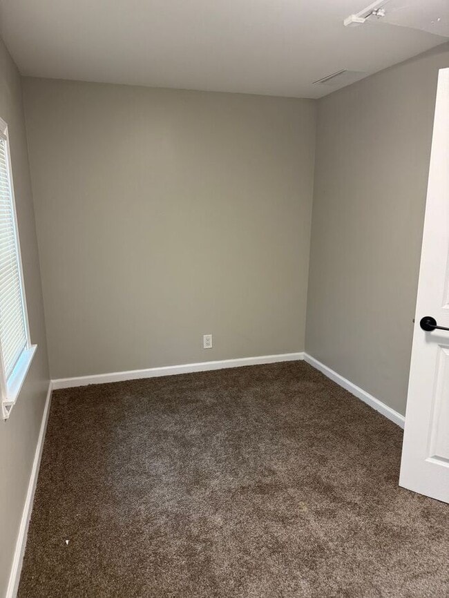 Building Photo - Nice 2 bedroom ranch with lake access