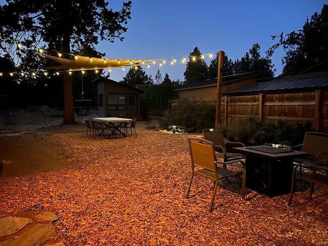 Building Photo - Updated home in a desirable SE neighborhood on a large lot