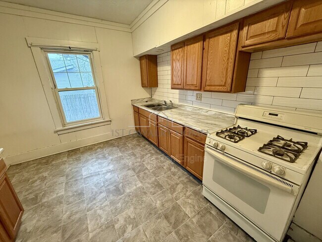 Building Photo - 240 Park Ave SW