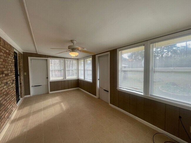 Building Photo - Country Feel In The City! A Must See!