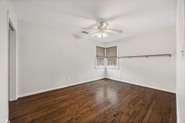 Building Photo - 512 Wakefield Dr