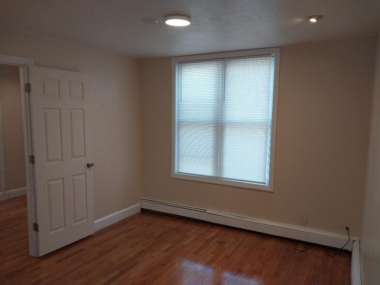 Building Photo - 98 Kirtland St
