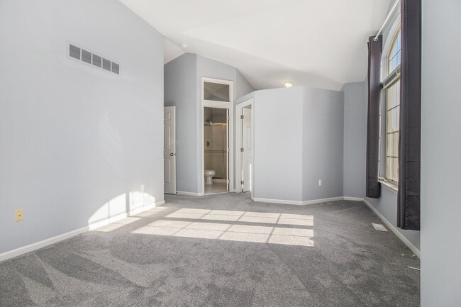 Building Photo - 5974 Versailles Ave E