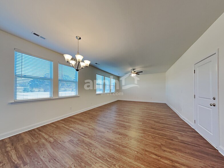 Building Photo - 111 Samara Ln