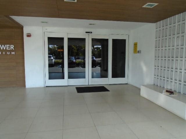 Building Photo - 1800 N Andrews Ave