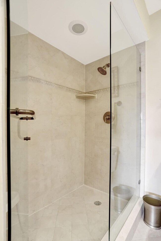 Building Photo - 330 SE 20th Ave