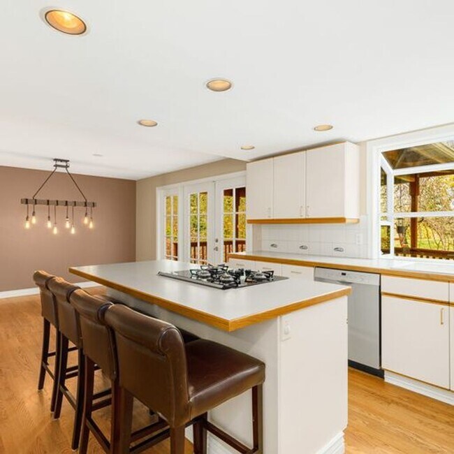 Building Photo - Secluded Lake Sammamish 3 bedroom plus bonus room!