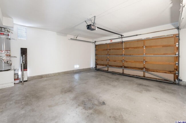 Building Photo - 731 E Cypress Ave