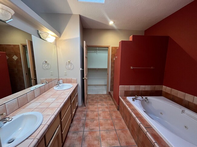 Building Photo - Southwestern 3 Bedroom 2 Bathroom Home In ...