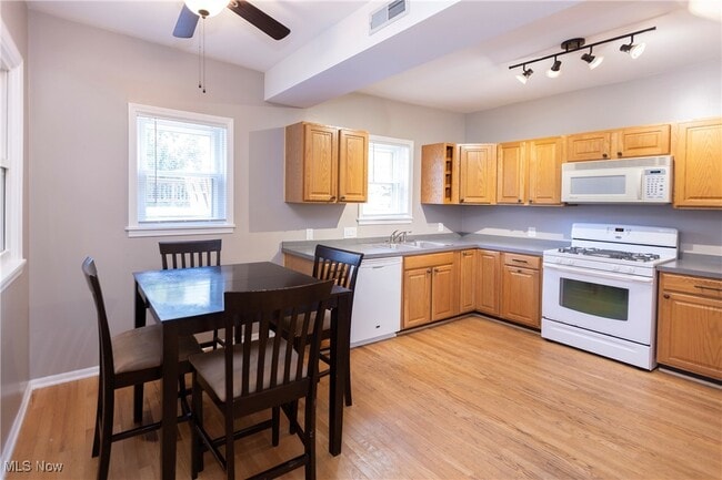 Building Photo - 1212 W 67th St