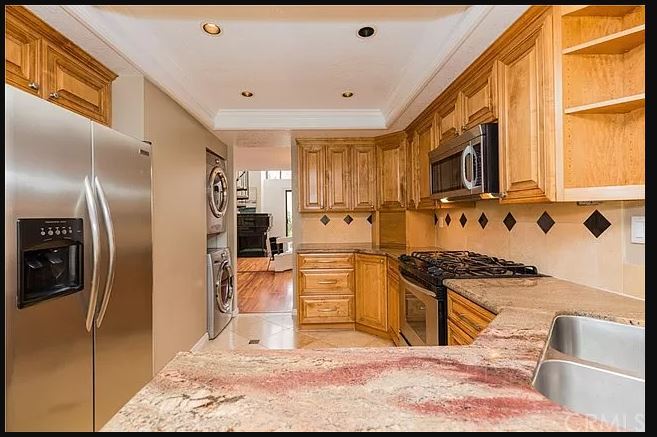 Kitchen/Washer/Dryer - 1957 Temple Ave