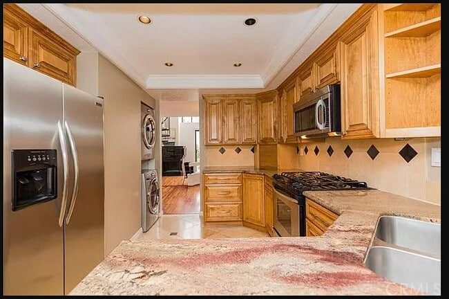 Kitchen/Washer/Dryer - 1957 Temple Ave