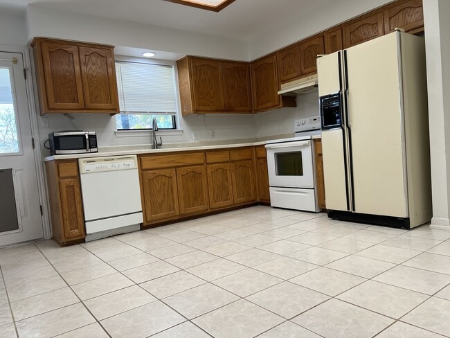 Building Photo - 326 Elm Dr