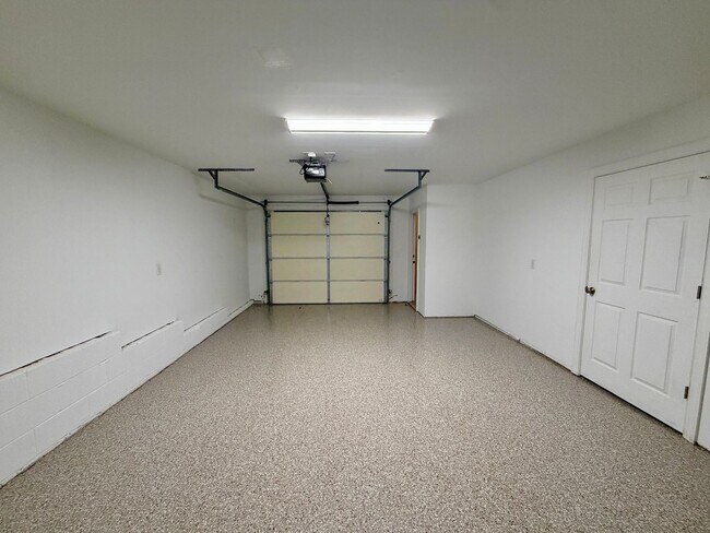 Building Photo - Beautiful Updated Townhouse located in Iredell County! 2BR/2.5BA Garage