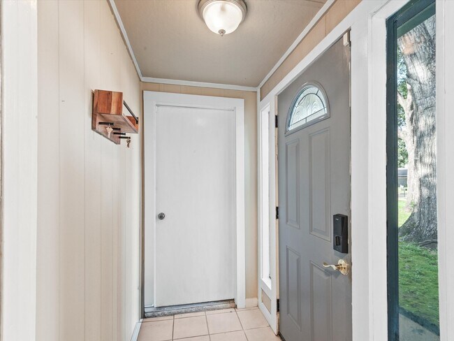 Building Photo - 9811 Charter Ridge Dr