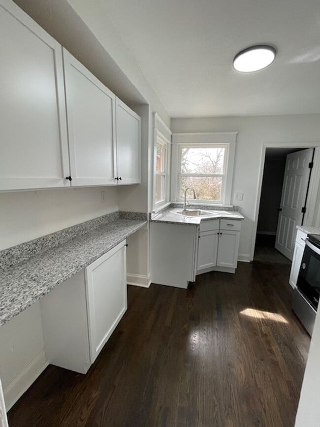 Building Photo - 3bd/1ba Home, Large Yard!! Half off 2nd Mo...