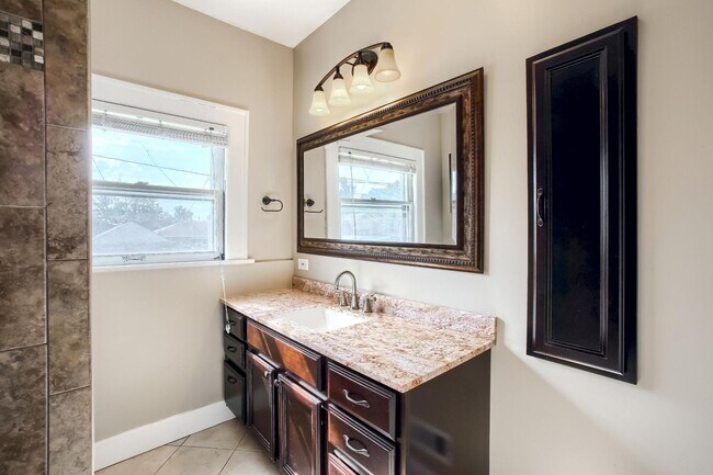 Building Photo - 3 Bedroom single family home in Denver