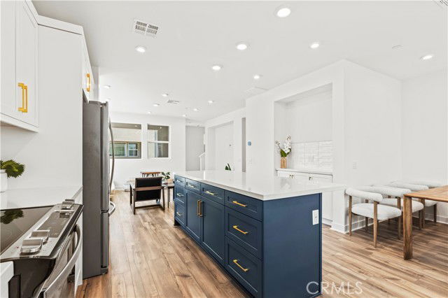 Building Photo - 609 S Lyon St