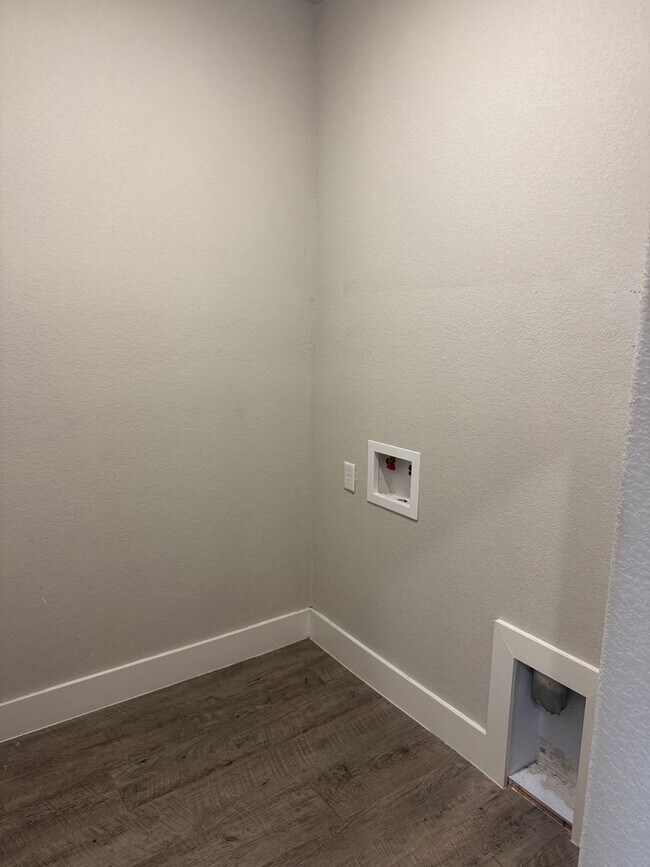 Building Photo - 3/2/2 Cozy Kitchen - Huge Closets - Tub in...