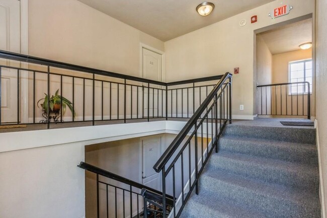 Building Photo - 300 Grandview Ct