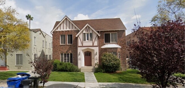 Building Photo - 1044 S Cloverdale Ave