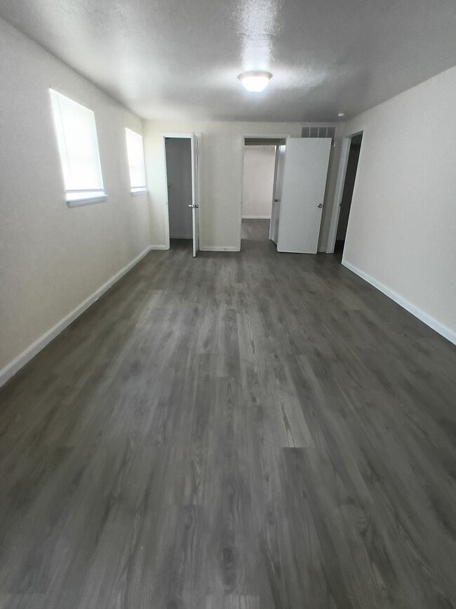 Building Photo - Freshened up ready for new tenants!