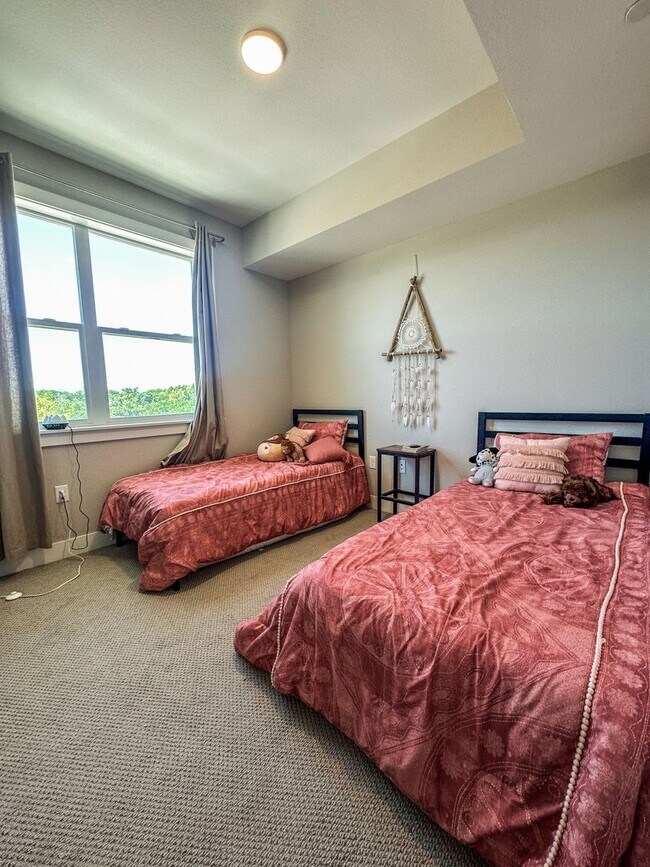 Building Photo - Beautiful "Like New" Large 2Bd 2Ba condo W/ amazing views of the flatirons!