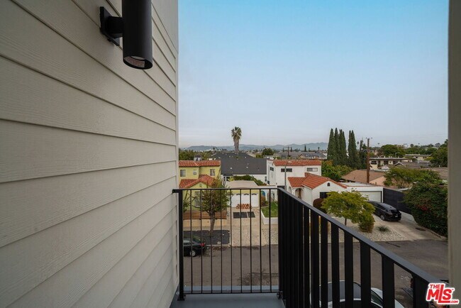 Building Photo - 1802 1/2 S Highland Ave