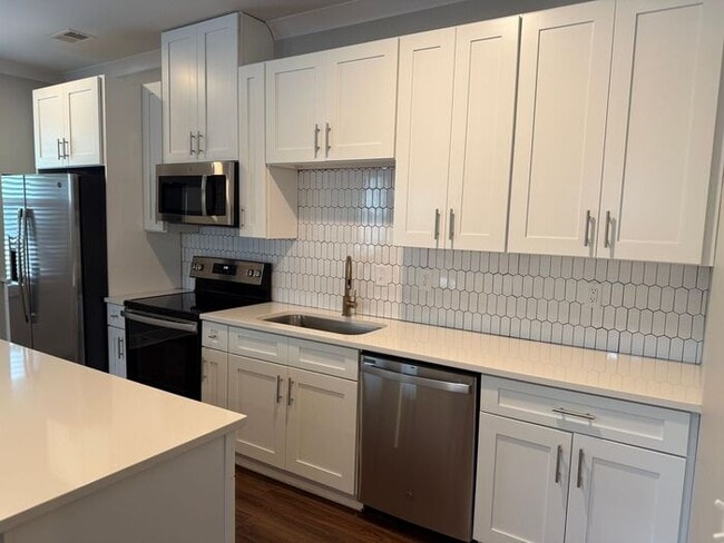 Building Photo - Modern 2 Bedroom Condo in the Heart of Melrose