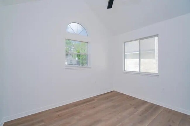 Building Photo - Stunning 3 Bedroom Home in Fort Walton Beach!