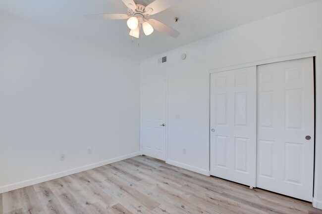 Building Photo - CLEAN, move in ready~GATED and super COMMUNITY!
