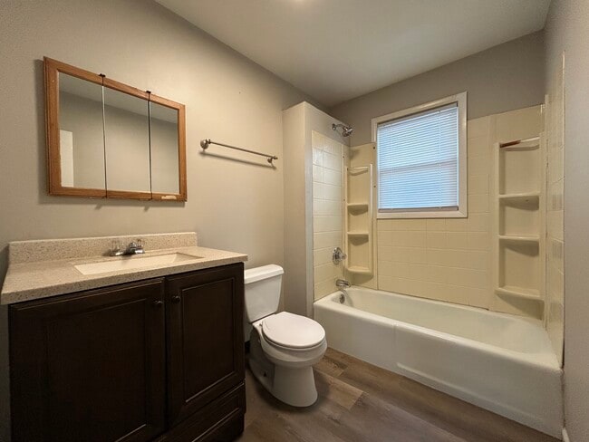 Building Photo - 624 E 24th St