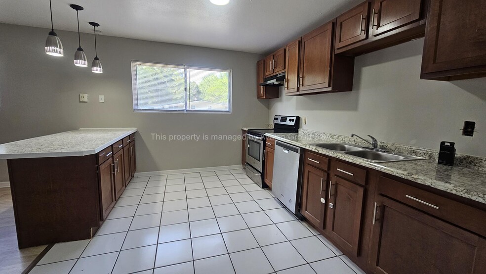 Building Photo - 6809 Miss Muffet Ln S