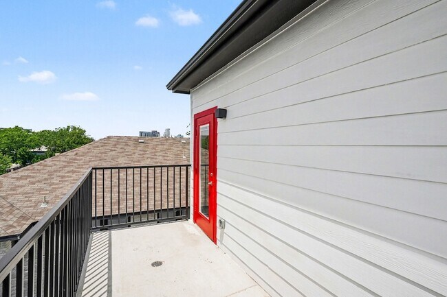 Building Photo - 2217 N Fitzhugh Ave