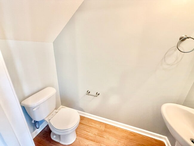 Building Photo - Beautiful 2 Bed 2.5 Bath townhome located ...