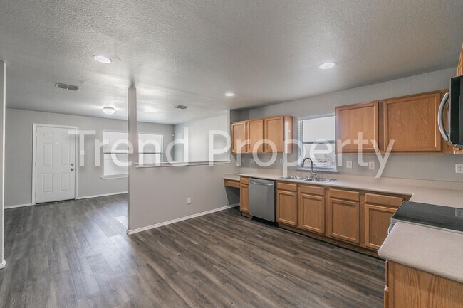 Building Photo - Beautiful Single Story 4 bedroom in Burles...