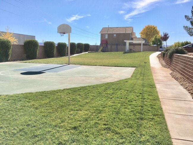 Building Photo - 3-BR Townhome in Fox Cove