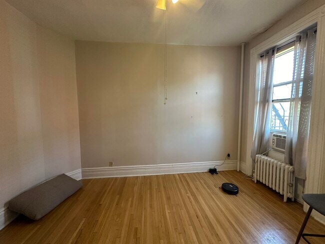 Building Photo - 1042 Park Ave