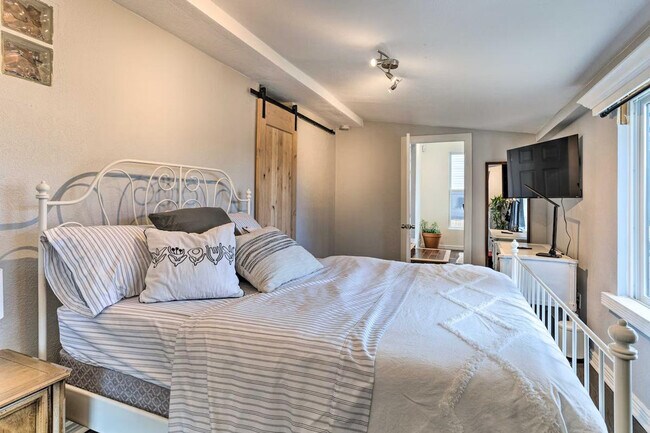 Building Photo - 991 S Bryant St