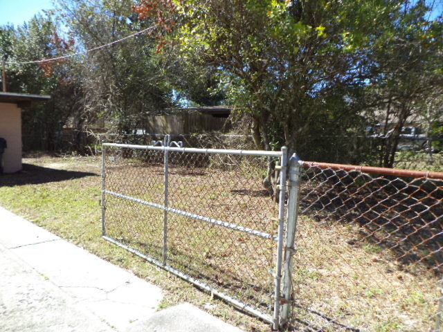 Building Photo - FOREST HILLS - FENCED YARD