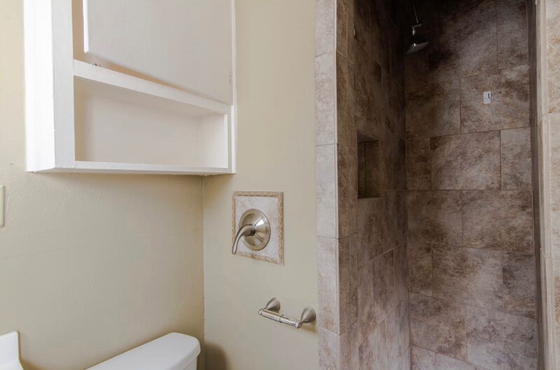 Building Photo - 830 E Linda Dr