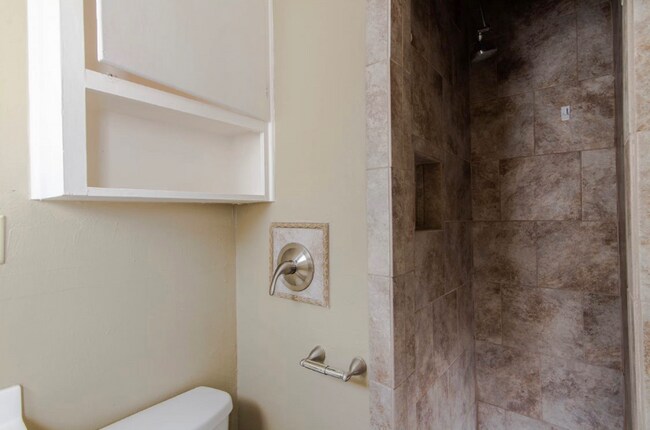 Building Photo - 830 E Linda Dr