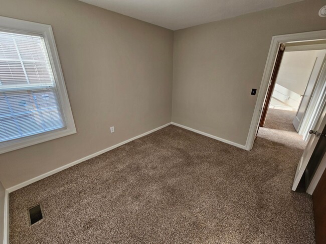 Building Photo - 545 SE Hankel St