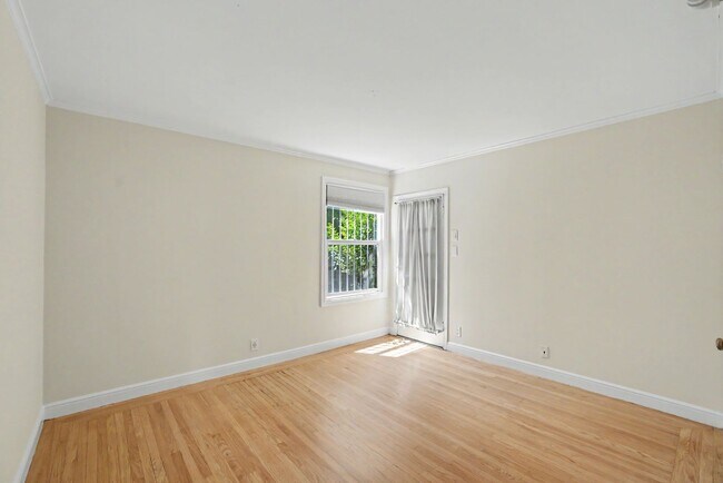 Building Photo - RENOVATED 3BR w/ Dining Room. VIEWS! Parking Avail., FREE Laundry!